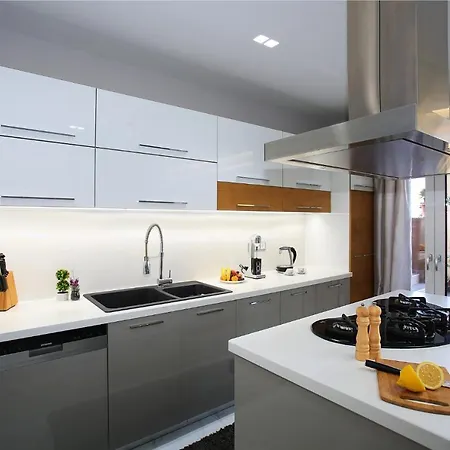 Design Nicol - Heated Pool - Summer Kitchen